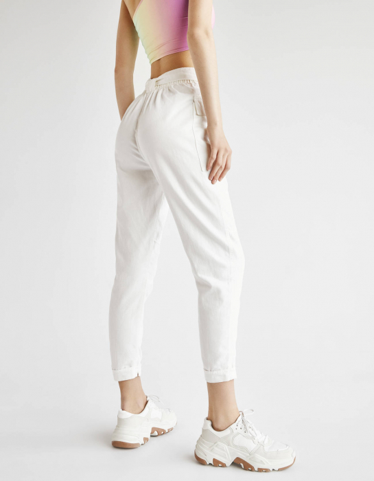 pantaloni albi bershka cu buzunare si curea [3]