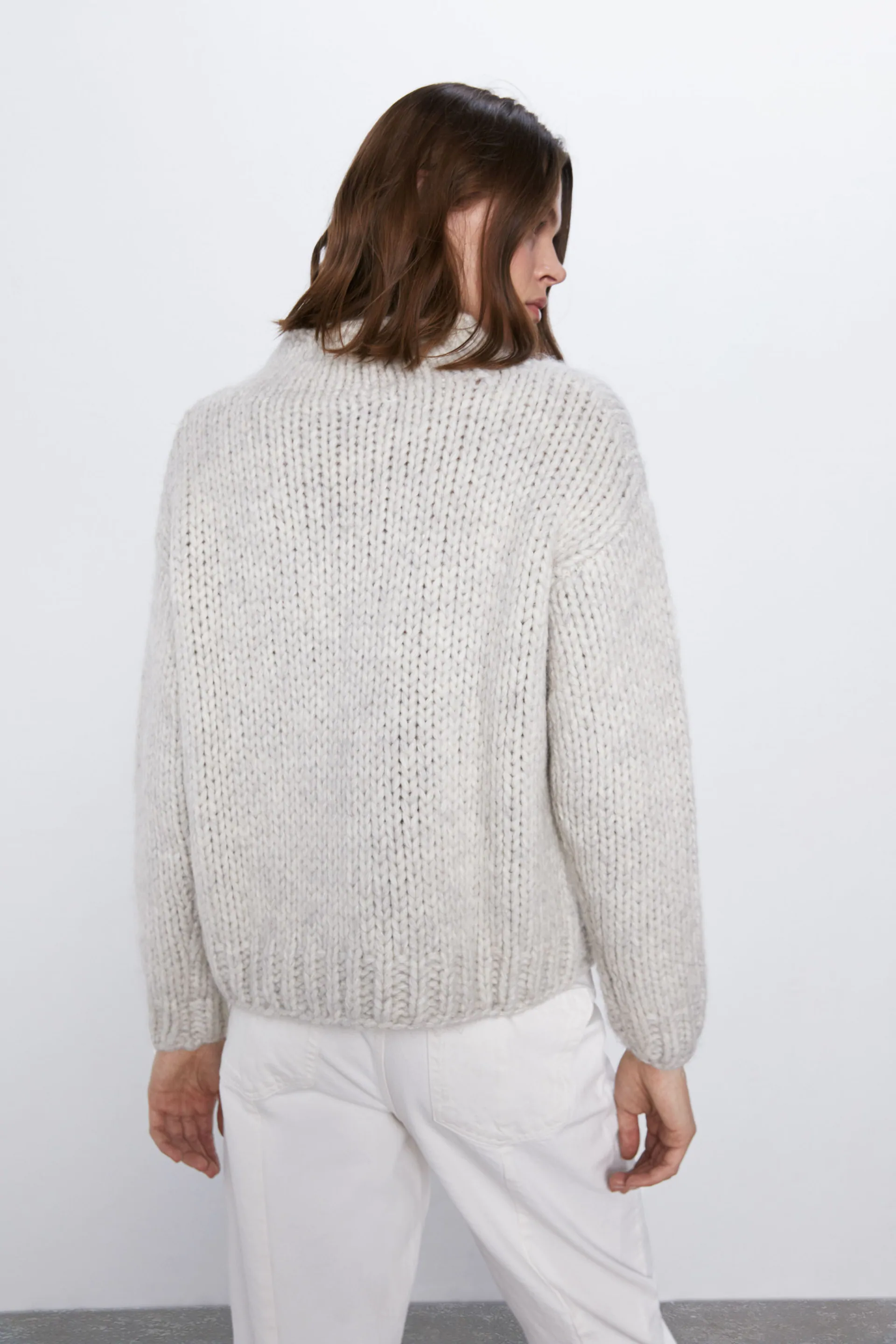 pulover de lana tricotat manual crem zara cu guler pe gat [3]