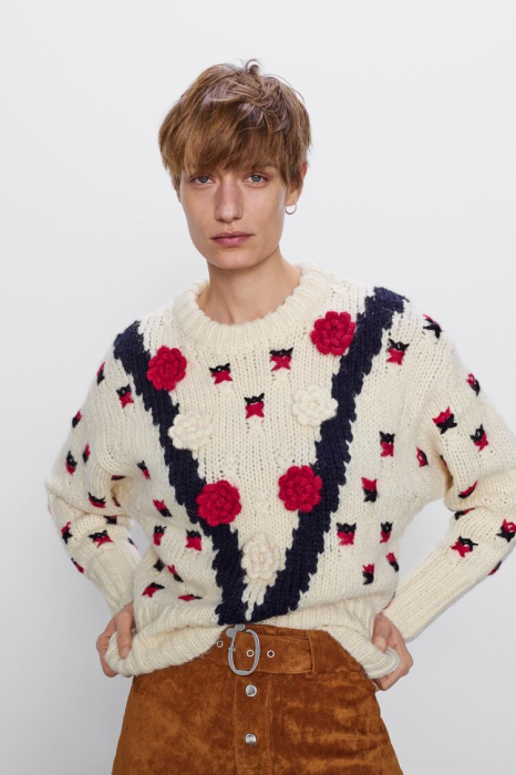 pulover tricotat crem zara cu detalii negre si rosii [2]