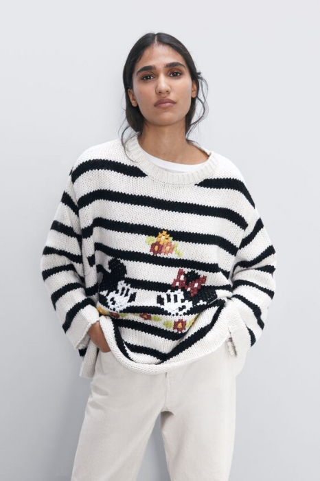 pulover tricotat zara disnay cu dungi albe si negre [3]
