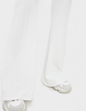pantaloni albi bershka evazati cu striatii [3]