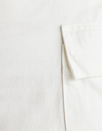 pantaloni albi bershka cu buzunare si curea [4]
