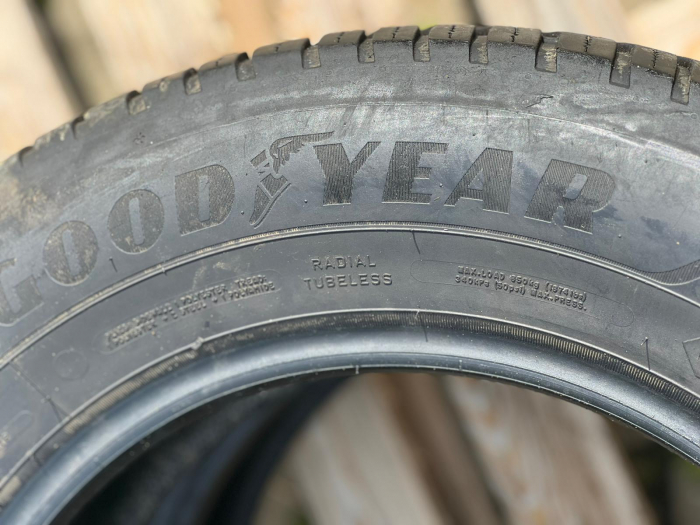 set 2 anvelope 215/65 R16 102H sh iarna Goodyear 6.5mm cu garantie [3]