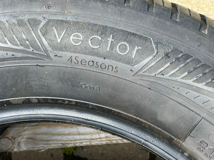 set 2 anvelope 215/65 R16 102H sh iarna Goodyear 6.5mm cu garantie [5]