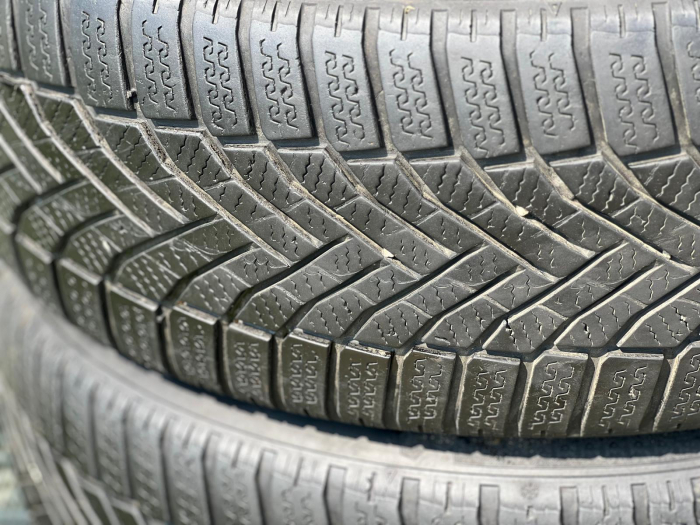 set 4 anvelope 215/50 R17 95V sh iarna Falken 6mm cu garantie [4]