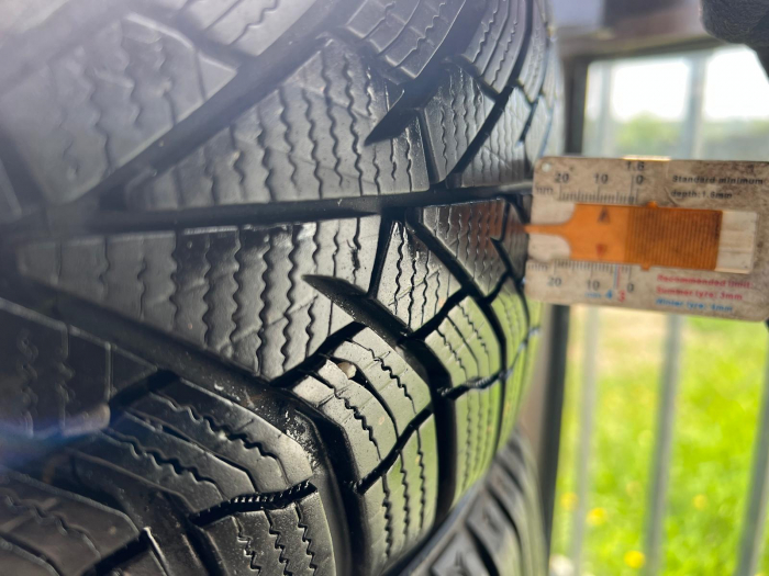 set 4 Anvelope 215/55 R17 98V sh iarna Kumho 7.5mm cu garantie [9]