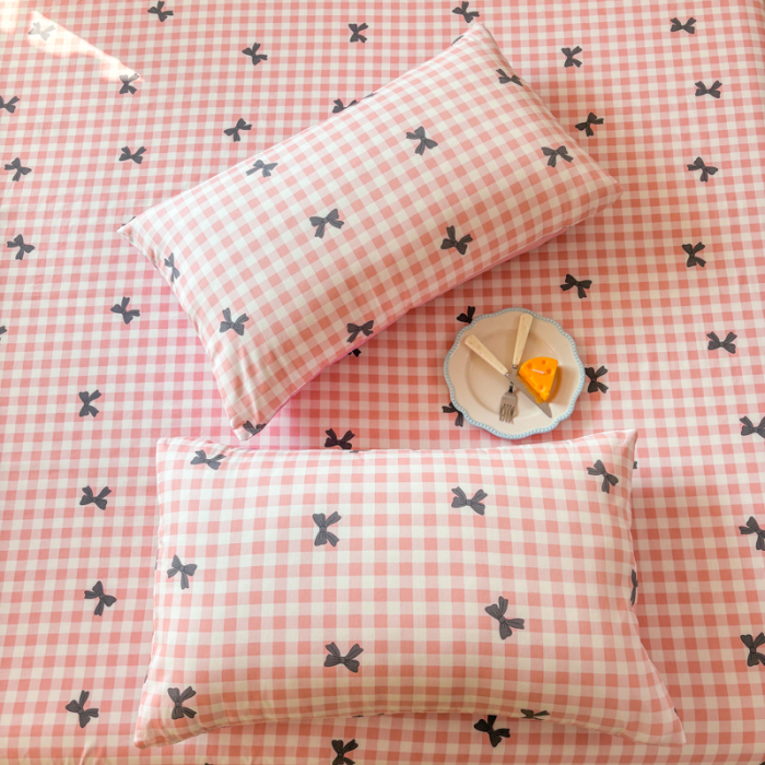 Husa Din Bumbac 100% Ranforce Cu Elastic Si Fete De Perna 160x200cm - Patratele Roz Cu Fundite [2]