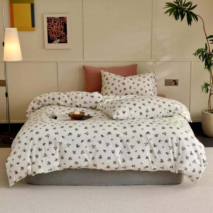 Lenjerie De Pat Bumbac 100% - Alb Cu Mini Floricele Negre [1]