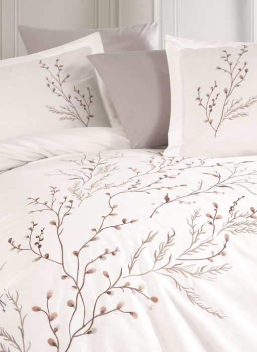 Lenjerie De Pat Bumbac 100% Poplin HOBBY Premium Cu Broderie - Alb Cu Floricele Brodate Bej [2]