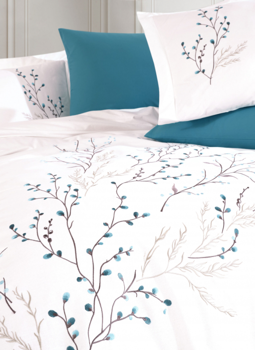 Lenjerie De Pat Bumbac 100% Poplin HOBBY Premium Cu Broderie - Alb Cu Floricele Brodate Albastre [2]