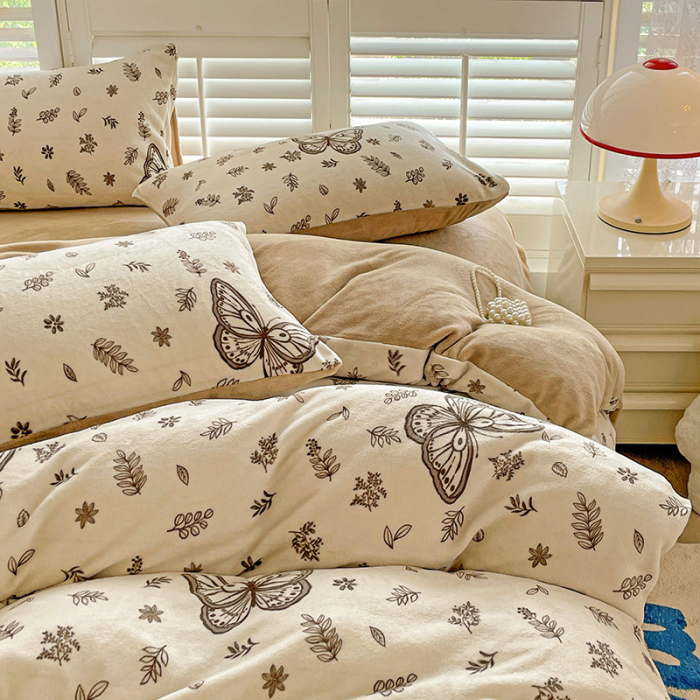 Lenjerie De Pat Cocolino 4 Piese Cu Cearceaf Pat Mare - Bej Cu Fluturasi [19]