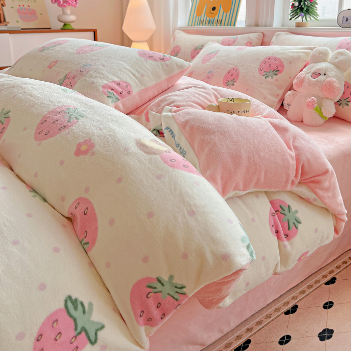 Lenjerie De Pat Cocolino 4 Piese Cu Elastic - Roz Cu Capsune Uriase [6]