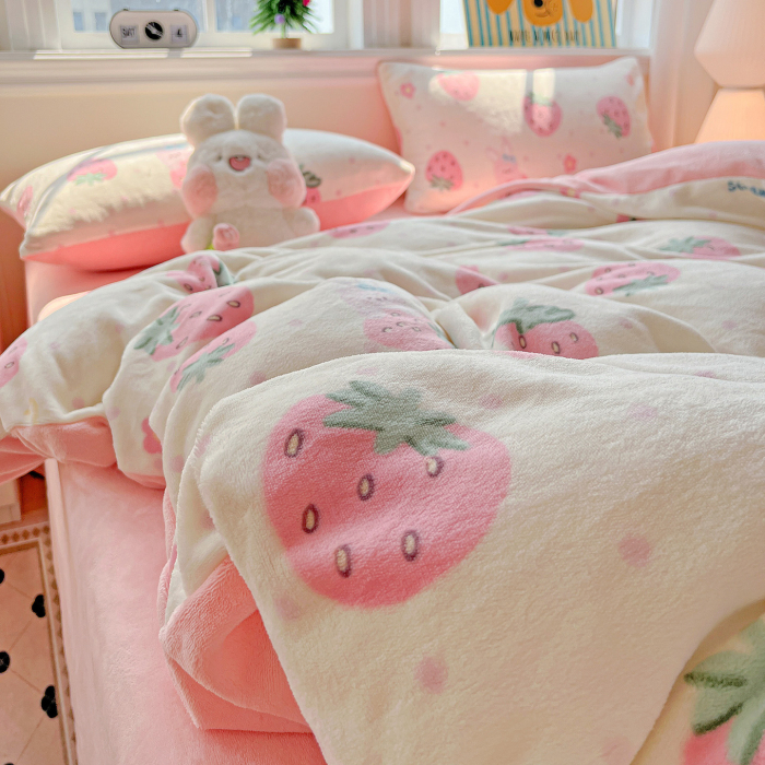 Lenjerie De Pat Cocolino 4 Piese Cu Elastic - Roz Cu Capsune Uriase [14]