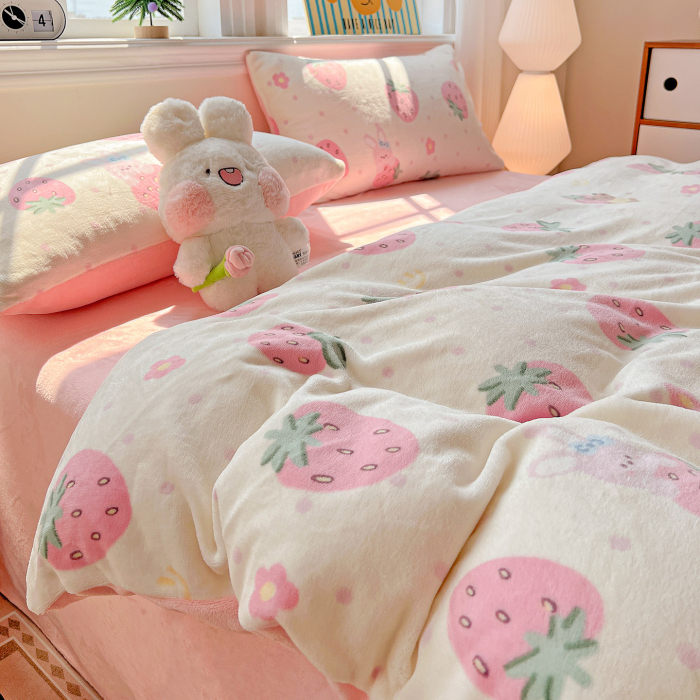 Lenjerie De Pat Cocolino 4 Piese Cu Elastic - Roz Cu Capsune Uriase [13]