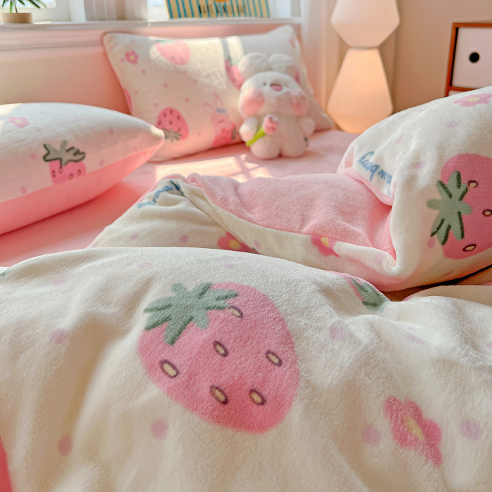 Lenjerie De Pat Cocolino 4 Piese Cu Elastic - Roz Cu Capsune Uriase [15]