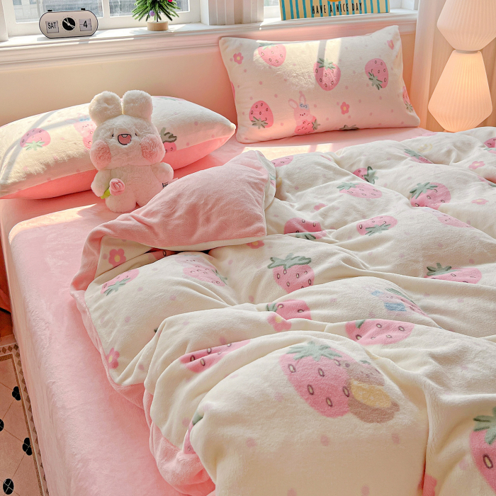 Lenjerie De Pat Cocolino 4 Piese Cu Elastic - Roz Cu Capsune Uriase [12]