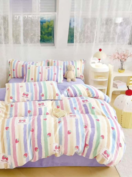 Lenjerie De Pat Cocolino 4 Piese Cu Elastic - Lila Cu Dungi Si Capsune [1]