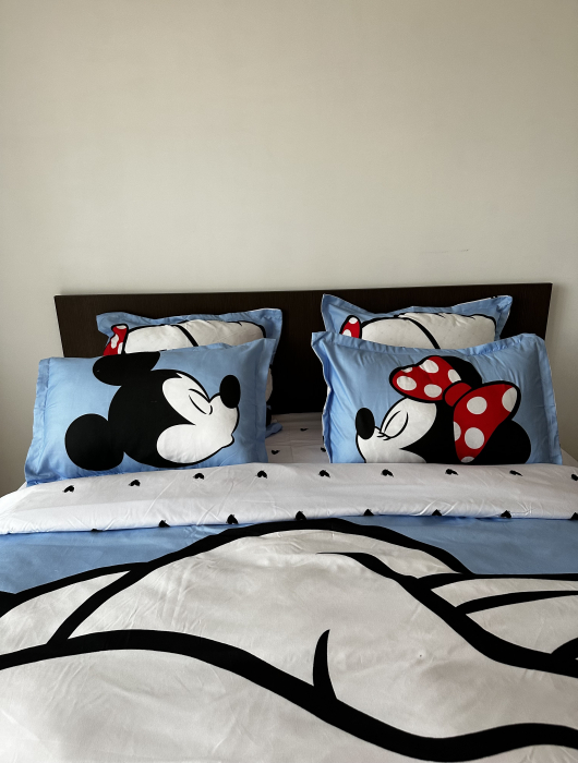 Lenjerie De Pat Finet Premium - Mickey Si Minnie Se Tin De Mana [2]