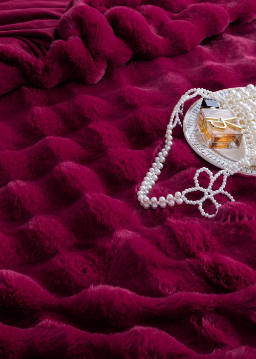 Lenjerie De Pat Pufoasa Blana Artificiala Rabbit - Iepure Luxury Edition - Rosu Zmeura [2]