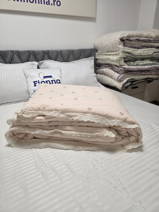 Pilota cu Banda Decorativa 200x230cm - Roz Pal cu Lalele si Broderie [2]