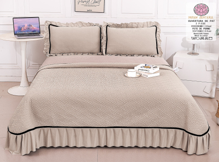 Cuverturi Catifea - Cuvertura Catifea 3 Piese Cu Volanase - Bej Cacao Cu Lapte