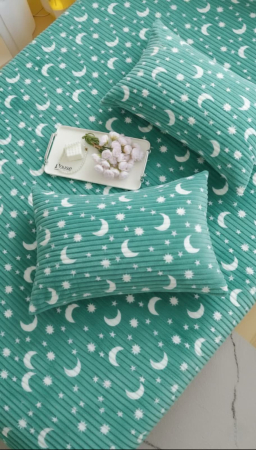 HUSE DE PAT CU ELASTIC - Husa Cocolino 180x200cm cu Elastic si 2 Fete de Perna Model Gofrat cu Stelute - Verde Turcoaz