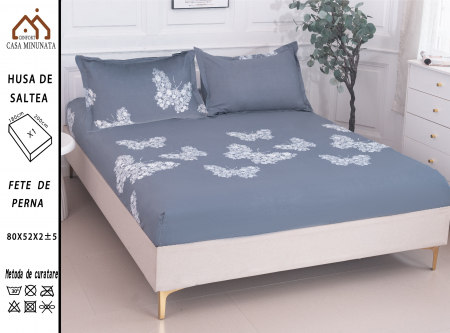 HUSE DE PAT CU ELASTIC - Husa cu Elastic si Fete de Perna Bumbac Satinat 180x200cm - Gri Cu Fluturi Albi