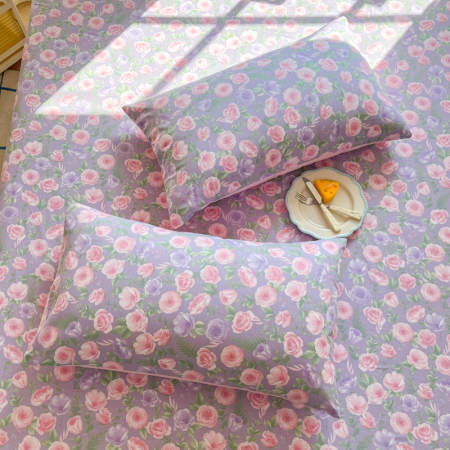 Husa Din Bumbac 100% Ranforce Cu Elastic Si Fete De Perna 160x200cm - Lila Cu Flori Roz [1]