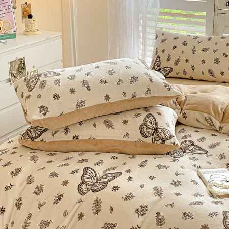 Lenjerie De Pat Cocolino 4 Piese Cu Cearceaf Pat Mare - Bej Cu Fluturasi [4]