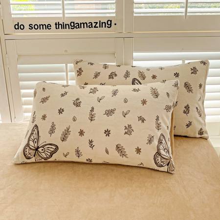 Lenjerie De Pat Cocolino 4 Piese Cu Cearceaf Pat Mare - Bej Cu Fluturasi [1]