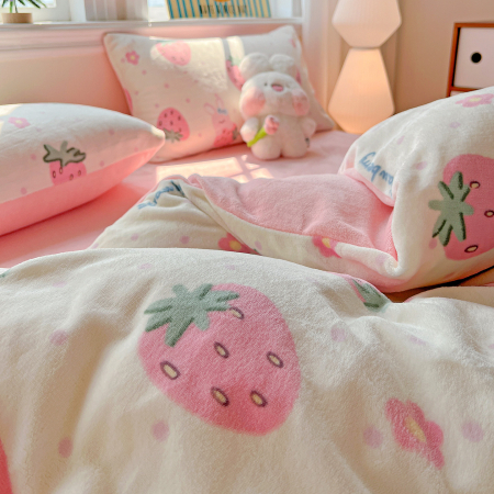 Lenjerie De Pat Cocolino 4 Piese Cu Elastic - Roz Cu Capsune Uriase [14]