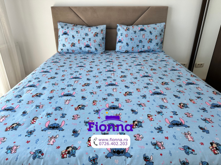 Huse De Pat Pentru Copii - Husa cu Elastic si Fete de Perna Din Bumbac 100% Ranforce 180x200cm - Stitch Si Lilo La Joaca
