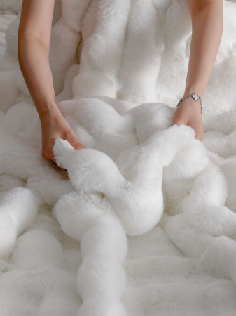 Lenjerie De Pat Pufoasa Blana Artificiala Rabbit - Iepure Luxury Edition - Alb [3]