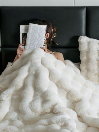 Lenjerie De Pat Pufoasa Blana Artificiala Rabbit - Iepure Luxury Edition - Crem [1]