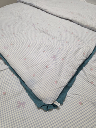 Pilote - Pilota cu Banda Decorativa 200x230cm - Carouri Albastre cu Fundite si Capsune