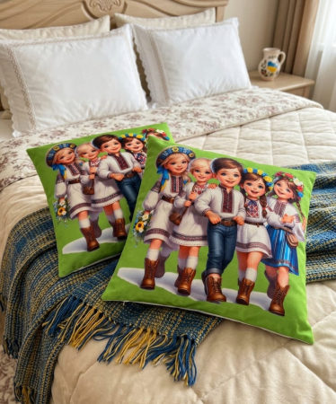 Pernuțe decorative - Set 2 Pernute Decorative 3D 45x45cm Din Catifea + Microfibra - Model Traditional Copii Cu Coronite