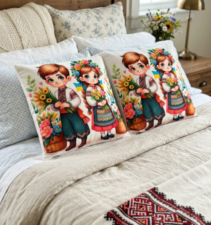 Pernuțe decorative - Set 2 Pernute Decorative 3D 45x45cm Din Catifea + Microfibra - Model Traditional Copii In Zi De Sarbatoare