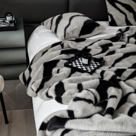 Set Patura Cu Fermoar Si Fete De Perna Blana Artficiala Nurca - Gri Dungi Negre [6]