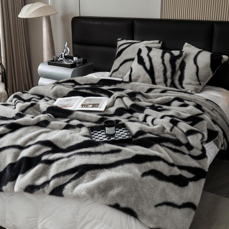 Set Patura Cu Fermoar Si Fete De Perna Blana Artficiala Nurca - Gri Dungi Negre [1]