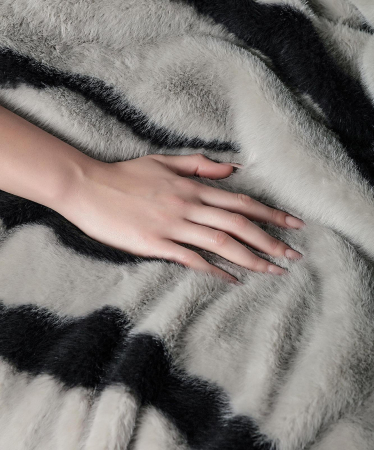 Set Patura Cu Fermoar Si Fete De Perna Blana Artficiala Nurca - Gri Dungi Negre [3]