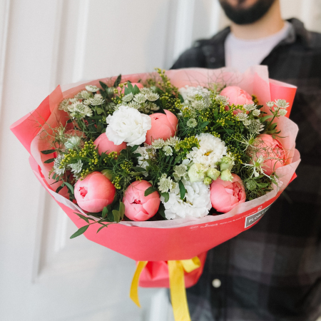 Flori 8 martie - Buchet cu bujori roz si lisianthus