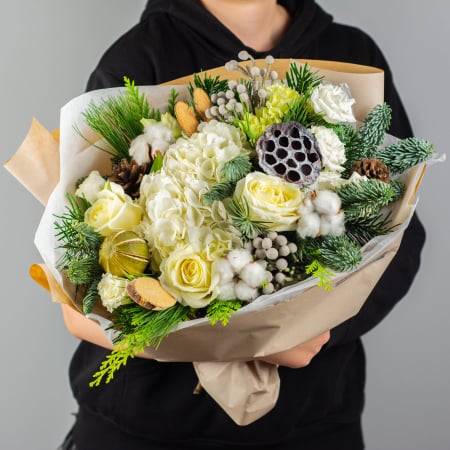 Buchete de Craciun - Buchet cu hortensie si trandafiri albi