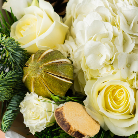 Buchet cu hortensie si trandafiri albi [2]