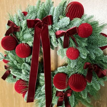 Coronite de Craciun - Coronita de usa cu globuri rosii