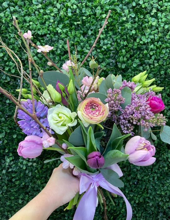 Buchet din flori de primavara cu crengi decorative [2]