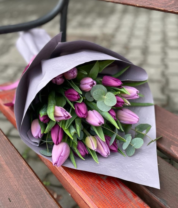 Buchet 19 lalele in ambalaj tip coif [2]