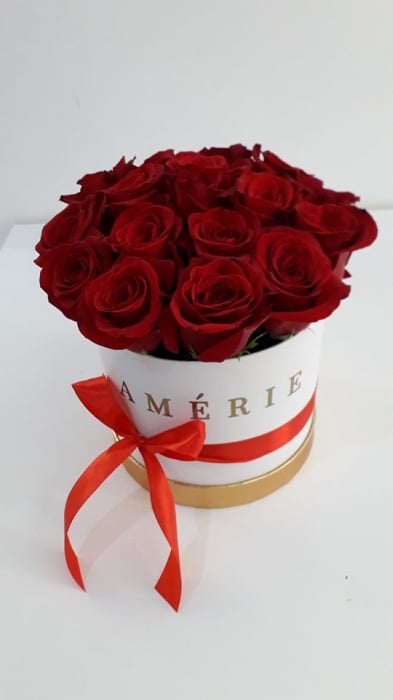 Aranjament in cutie rotunda cu trandafiri rosii [1]