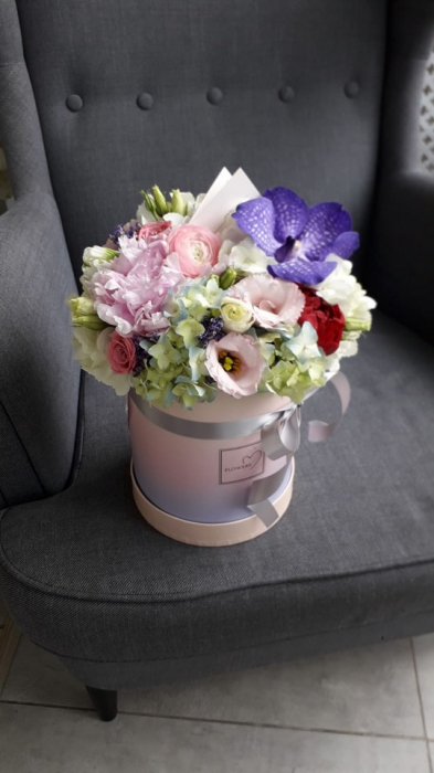 Aranjament floral pastel in cutie rotunda [1]