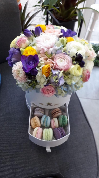 Aranjament in cutie rotunda cu sertar flori colorate si macaroons [1]