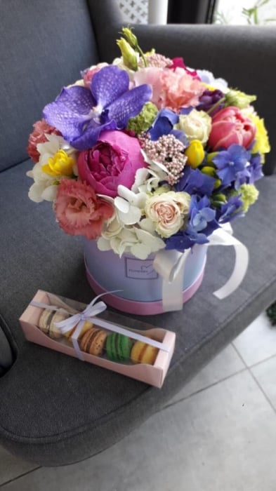 Aranjament colorat in cutie rotunda cu flori colorate si macarons [1]